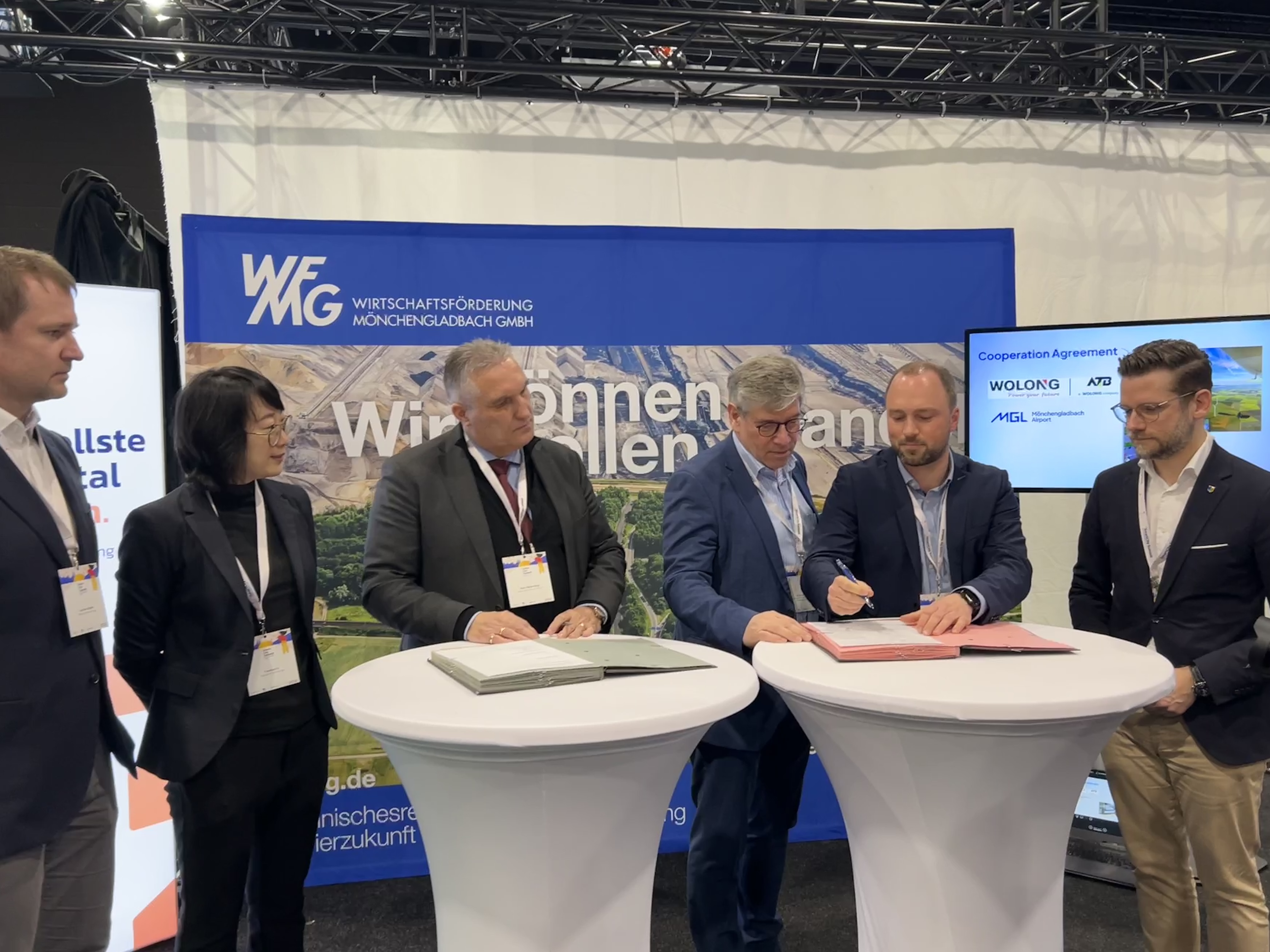 171109358626968874A4.jpg 簽約時(shí).jpg